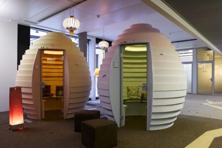 077_F1_meeting_egg
