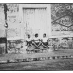 3 chicas sentadas