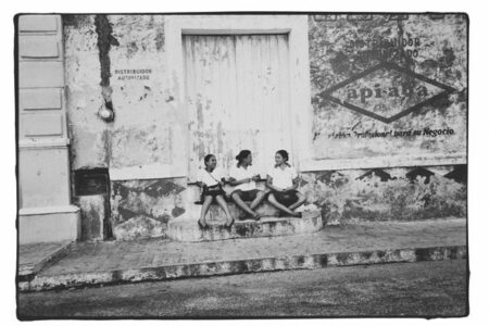 3 chicas sentadas