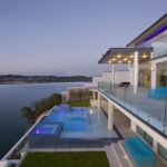 Acquavilla exterior vistas noche. Foto: Coles Hairston | 24 winn 14515 ridgetop terrace pool dusknew