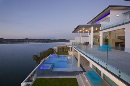 Acquavilla exterior vistas noche. Foto: Coles Hairston | 24 winn 14515 ridgetop terrace pool dusknew