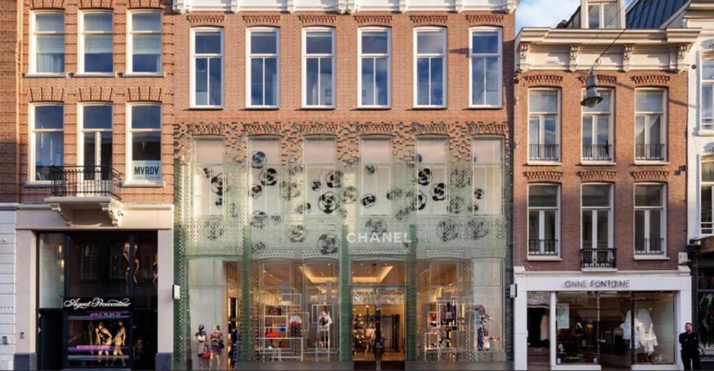MVRDV PARA CHANEL. Fachada levantada en cristal por MVRDV en la tienda Chanel de Amsterdam | 00_975x650 e1463744885892