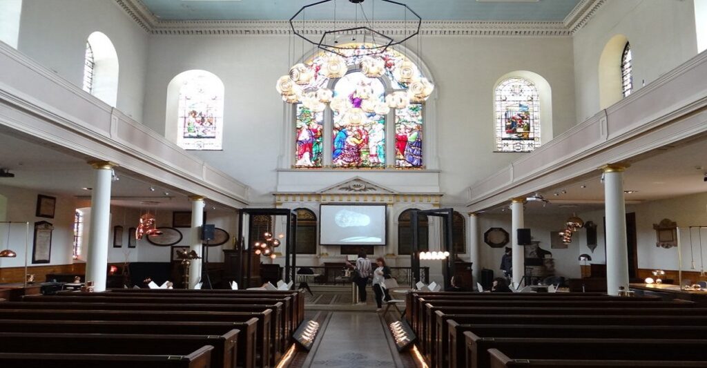 Tom Dixon interviene una iglesia en Londres | cover 4
