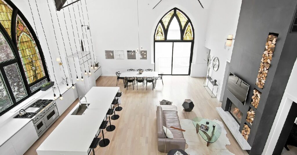 La iglesia reconvertida ha sido restaurada y acondicionada por el arquitecto Linc Thelen | cover 28