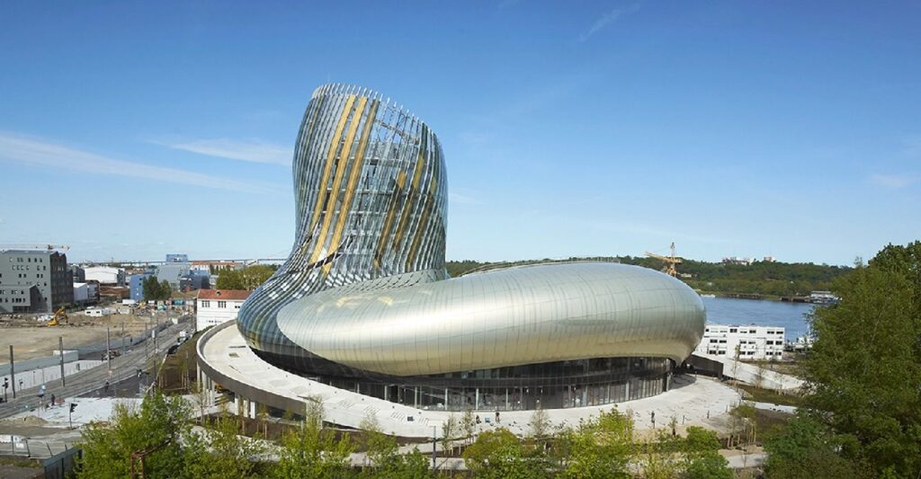 El museo del vino tiene un gran cuerpo dorado de XTU Architecs | cover 30