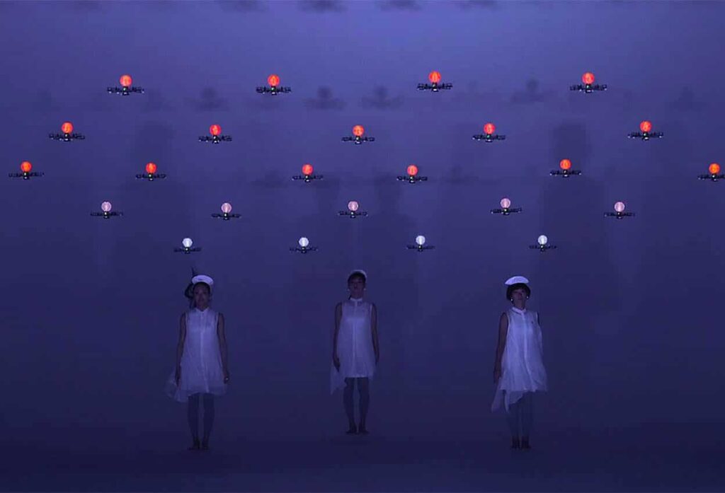 daito Manabe. Arte digital. ELEVENPLAY x Rhizomatiks Research 24 drones (2015) | slide 24drones_t10_0915_1