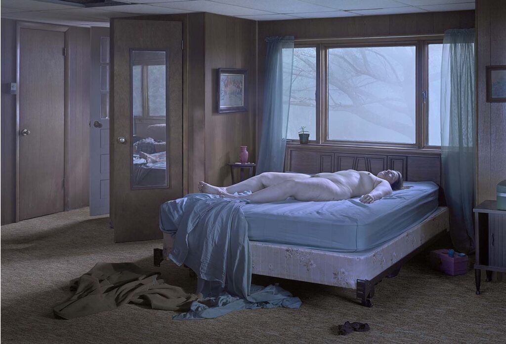 Reclining Woman on Bed. Gregory Crewdson. Gagosian Gallery. Silencio y luz en la fotografía | slide reclining woman on bed