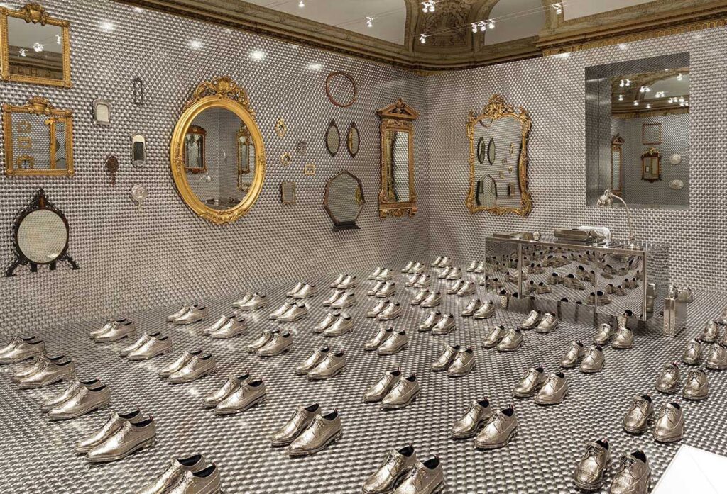 Thom_Browne_Selects_slide-roomdiseno