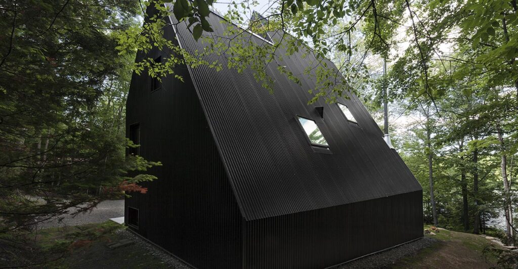 FaHouse. Una casa negra de cuento. Jean Verville Architecte | slide fahouse jean_verville_architecte roomdiseno