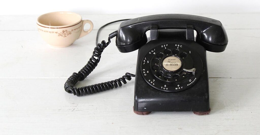 Fran Silvestre escribe sobre el teléfono Western Electric 500 de Henry Dreyfuss | slide il_fullxfull 473953474_7l1s