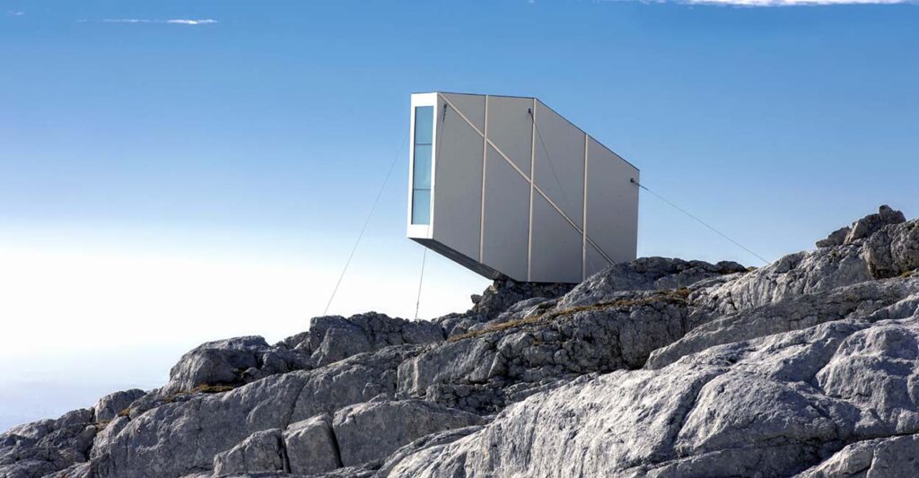 La instalación de este prototipo de refugio de montaña, cuyo objetivo es analizar su respuesta en condiciones climáticas extremas, ha sido un laborioso experimento. Ha requerido no sólo un importante despliegue humano y logístico, sino también luchar cont