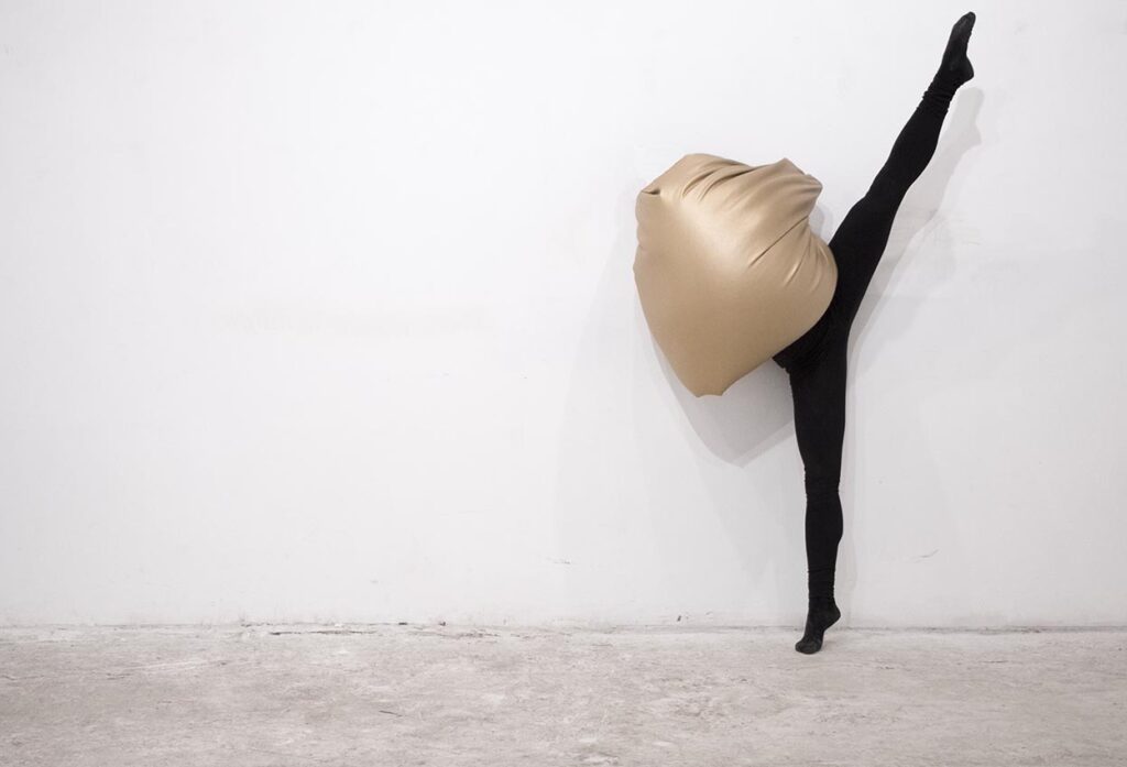 Embody. Performance urbana de Shani Ha | slide embody_performance_shani ha roomdiseno