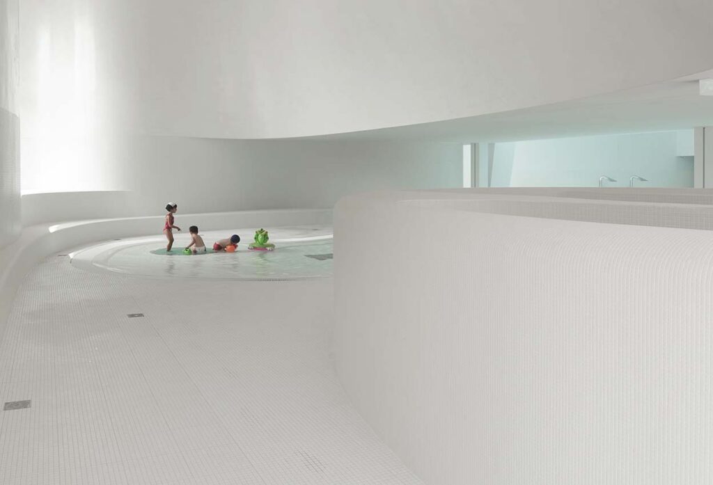 Piscina en Bagneux. Dominique Coulon. Arquitectura del color | slide piscina bagneux_dominique coulon_roomdiseno