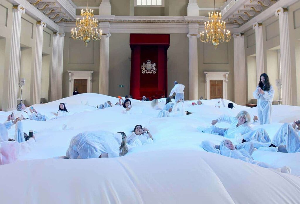 Chubby Cloud. El puff más grande del mundo. Anya Hindmarch en la London Fashion Week | 775227215gt020_anya_hindmar 2