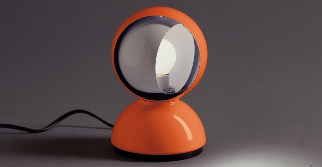 Luis Eslava. lámpara Eclipse. Vico Magistretti | lampada da tavolo eclisse arancione artemide aperturajpg