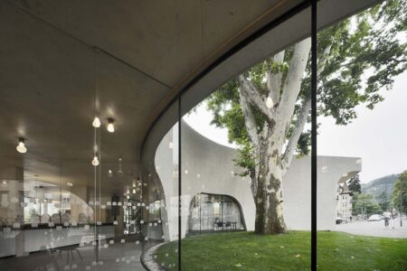 Treehugger. Oficina de Turismo en Bresanona. MoDUS Architects