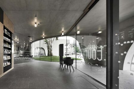 Treehugger. Oficina de Turismo en Bresanona. MoDUS Architects