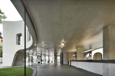 Treehugger. Oficina de Turismo en Bresanona. MoDUS Architects