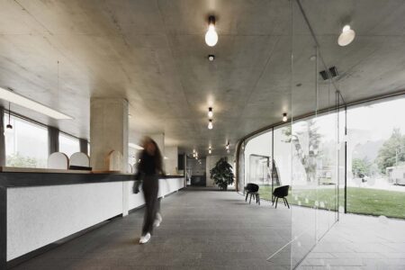 Treehugger. Oficina de Turismo en Bresanona. MoDUS Architects