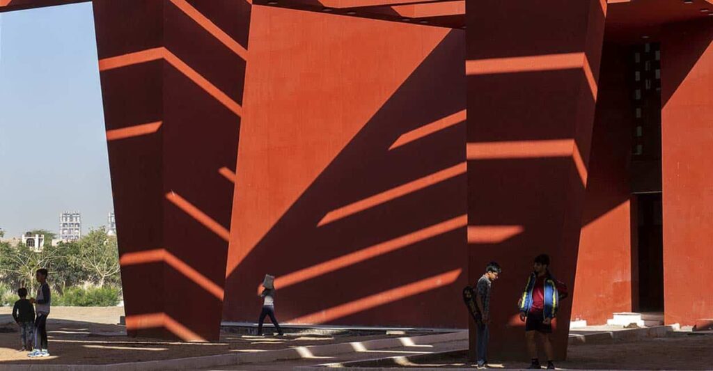 Sanjay Puri Architects reinterpretan la arquitectura india tradicional en esta escuela en Rajahstan | slide sanjay_puri_architects roomdiseno4