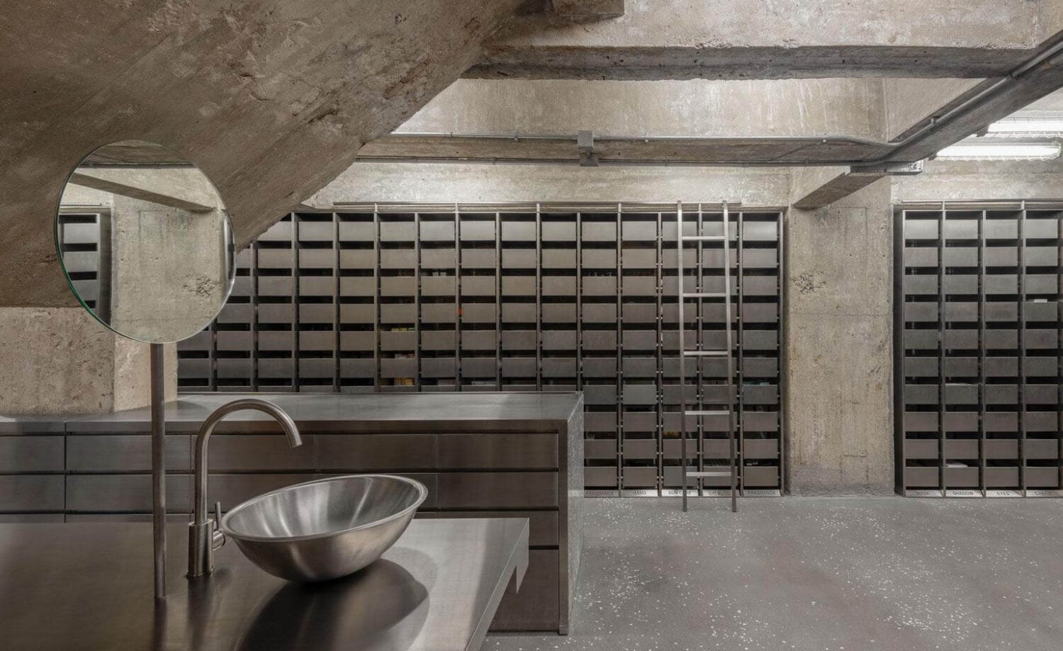 Interiorismo brutalista. Tienda de cosméticos Harmay en Hong Kong. AIM | aim harmay roomdiseno