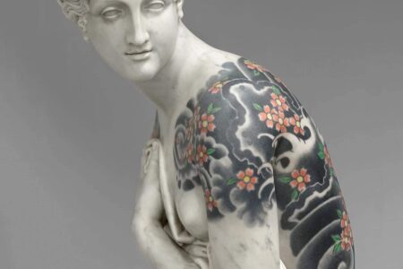 El artista italiano Fabio Viale tatúa obras clásicas de mármol blanco de Carrara | fabio viale roomdiseno12