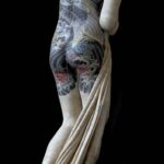 El artista italiano Fabio Viale tatúa obras clásicas de mármol blanco de Carrara | fabio viale roomdiseno3