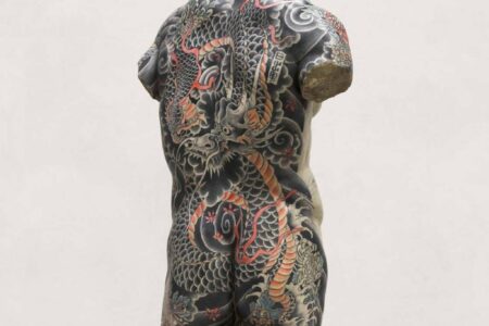 El artista italiano Fabio Viale tatúa obras clásicas de mármol blanco de Carrara | fabio viale roomdiseno5