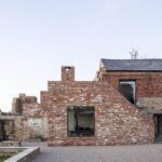 The Parchment Works. Will Gamble. Casa dentro de ruinas de ladrillo | parchment_works will_gamble roomdiseno1