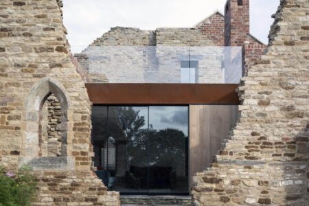 The Parchment Works. Will Gamble. Casa dentro de ruinas de ladrillo | parchment_works will_gamble roomdiseno5