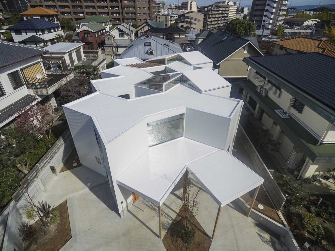 Casa en Hokusetsu. Arquitectura geométrica en japonesa. Tato Architects | 02house_in_hokusetsu_drone137