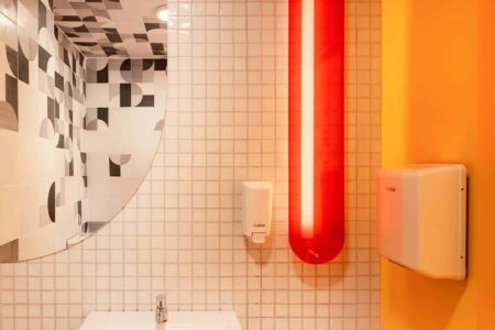 Estudio EEBA Heladería con interiorismo inspirado en la Bauhaus | galia_heladeria eeba roomdiseno1