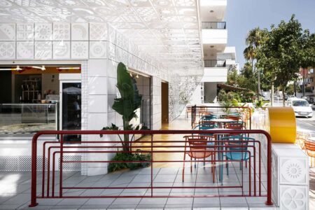 Estudio EEBA Heladería con interiorismo inspirado en la Bauhaus | galia_heladeria eeba roomdiseno3