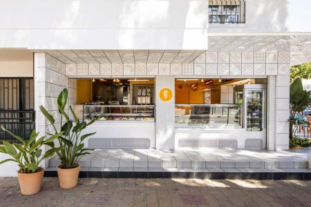 Estudio EEBA Heladería con interiorismo inspirado en la Bauhaus | galia_heladeria eeba roomdiseno5