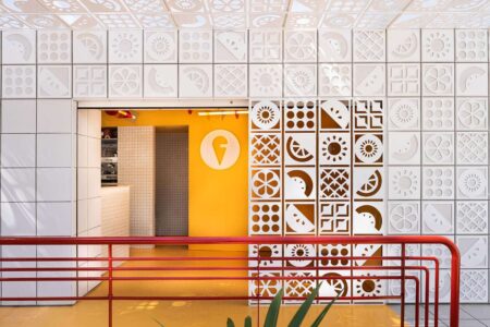 Estudio EEBA Heladería con interiorismo inspirado en la Bauhaus | galia_heladeria eeba roomdiseno7