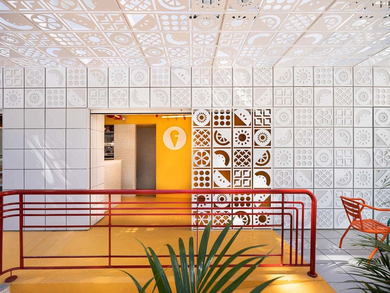 Estudio EEBA Heladería con interiorismo inspirado en la Bauhaus | galia_heladeria eeba roomdiseno8