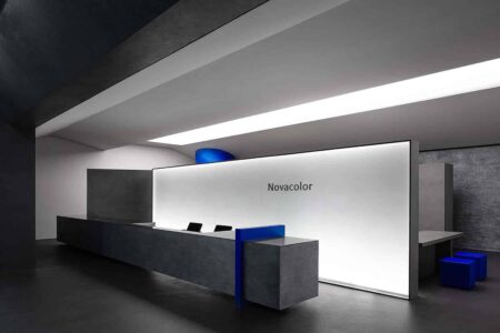 Novacolor Showroom. Un ambiente gris lleno de color | novacolor roomdiseno2