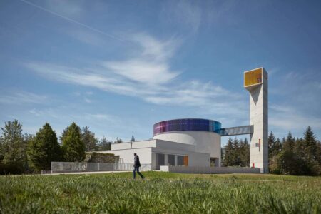 Iglesia de María Restituta. Iglesia futurista de Atelier Štěpán | stepan_marek_kostel_lesna_02