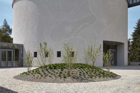 Iglesia de María Restituta. Iglesia futurista de Atelier Štěpán | stepan_marek_kostel_lesna_03