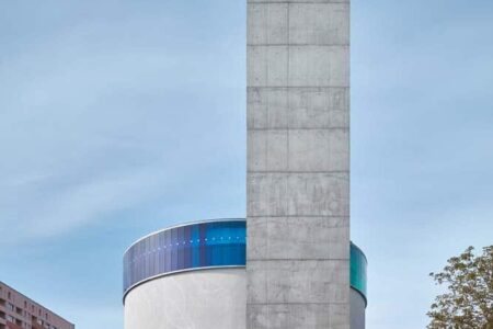 Iglesia de María Restituta. Iglesia futurista de Atelier Štěpán | stepan_marek_kostel_lesna_04