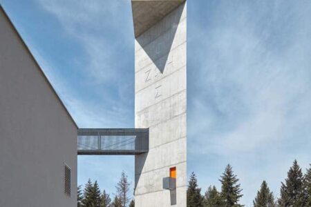 Iglesia de María Restituta. Iglesia futurista de Atelier Štěpán | stepan_marek_kostel_lesna_05