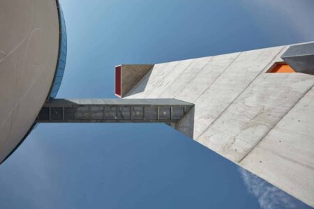 Iglesia de María Restituta. Iglesia futurista de Atelier Štěpán | stepan_marek_kostel_lesna_06