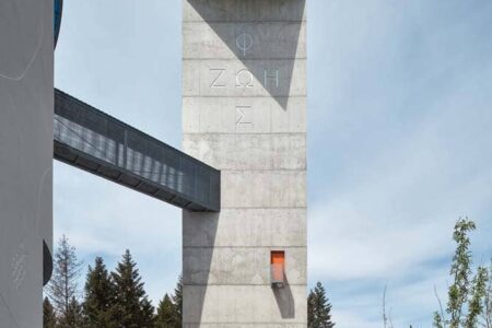 Iglesia de María Restituta. Iglesia futurista de Atelier Štěpán | stepan_marek_kostel_lesna_08
