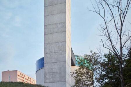 Iglesia de María Restituta. Iglesia futurista de Atelier Štěpán | stepan_marek_kostel_lesna_10