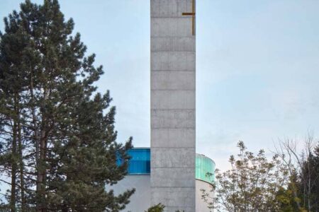 Iglesia de María Restituta. Iglesia futurista de Atelier Štěpán | stepan_marek_kostel_lesna_11