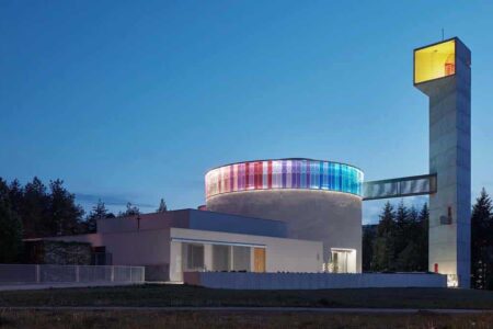 Iglesia de María Restituta. Iglesia futurista de Atelier Štěpán | stepan_marek_kostel_lesna_16 2