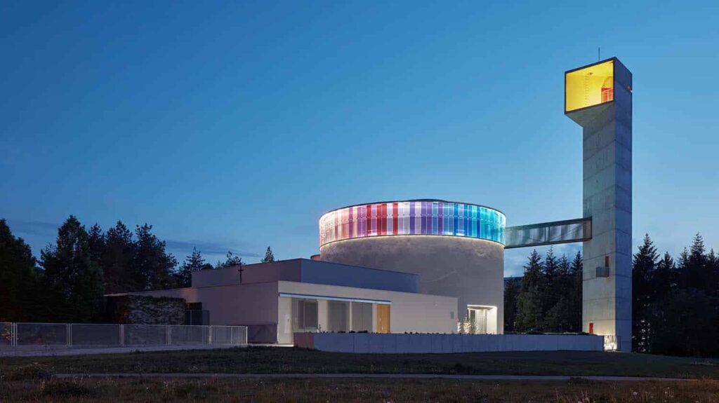 Iglesia de María Restituta. Iglesia futurista de Atelier Štěpán | stepan_marek_kostel_lesna_16 3