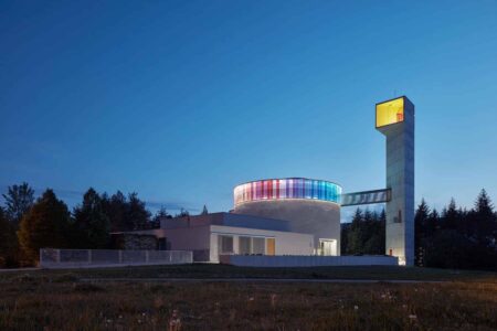 Iglesia de María Restituta. Iglesia futurista de Atelier Štěpán | stepan_marek_kostel_lesna_16