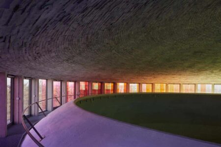Iglesia de María Restituta. Iglesia futurista de Atelier Štěpán | stepan_marek_kostel_lesna_22