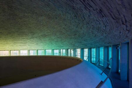 Iglesia de María Restituta. Iglesia futurista de Atelier Štěpán | stepan_marek_kostel_lesna_23